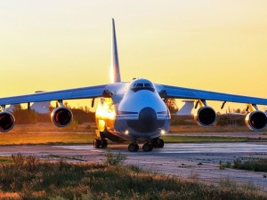 Дозаправка грузового самолета в транзитном аэропорту