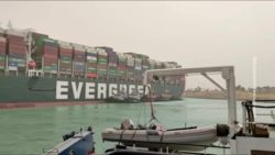 Грузовое судно остается пятый день в египетском Суэцком канале